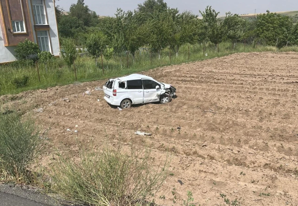 BATMAN’DA HAFİF TİCARİ ARAÇ ŞARAMPOLE YUVARLANDI: 2 YARALI