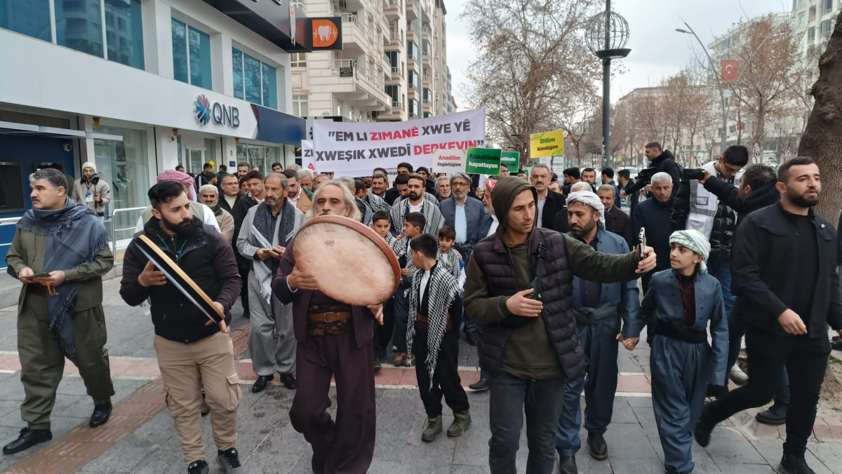 Batman’da Hüda Par’dan yöresel kıyafetlerle ‘’Ana dil’’ yürüyüşü
