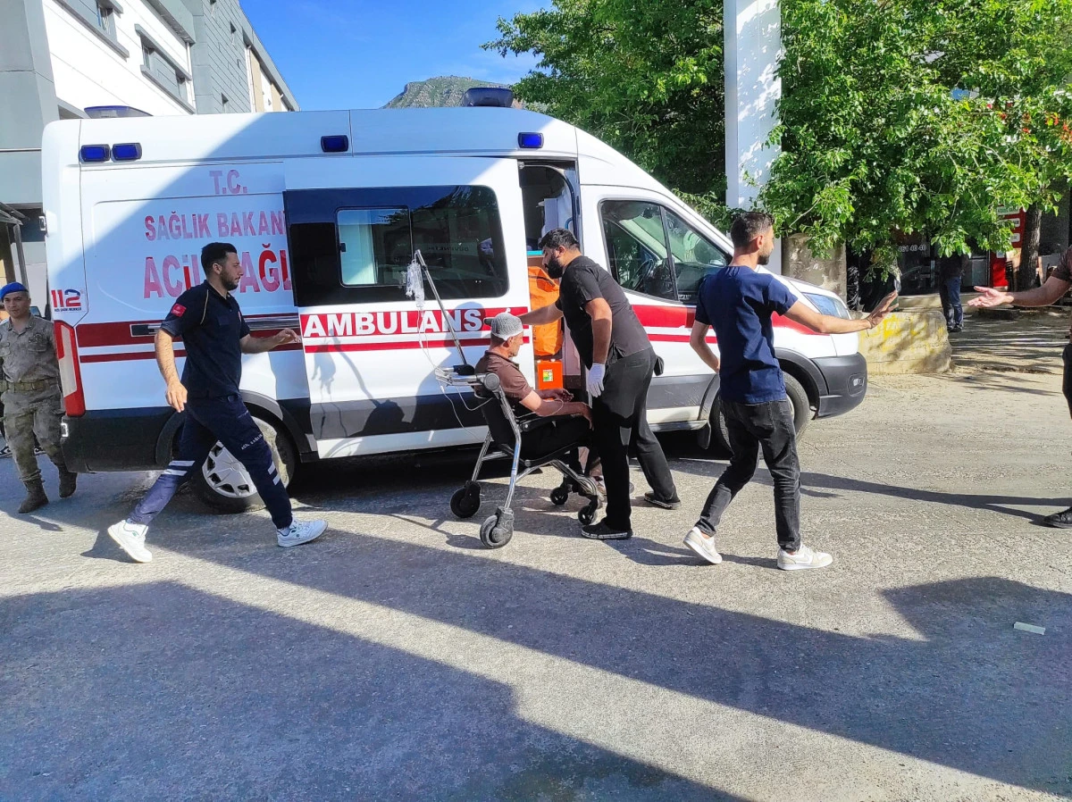 BATMAN&rsquo;DA İKİ AİLE ARASINDA TAŞLI SOPALI KAVGA: 12 YARALI