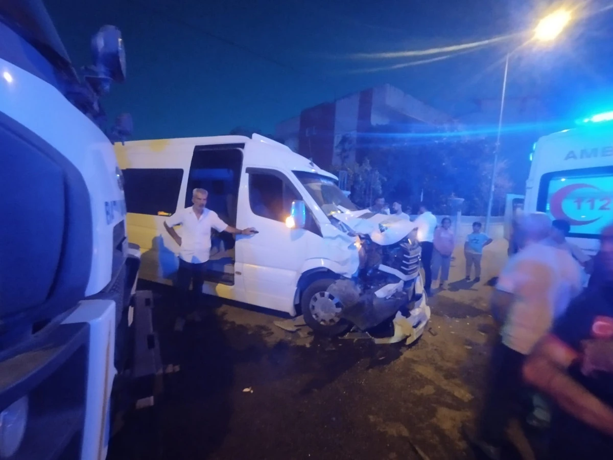 Batman’da İki Hafif Ticari Araç Çarpıştı: 2 Yaralı  