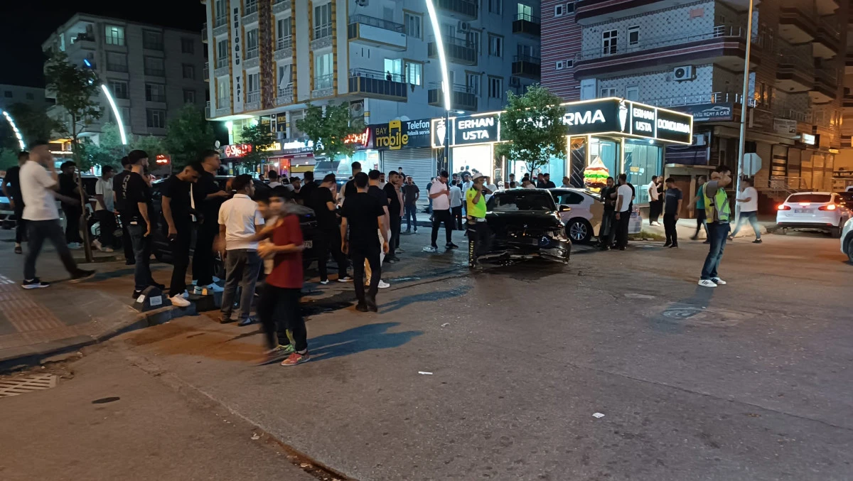 BATMAN&rsquo;DA İKİ OTOMOBİL &Ccedil;ARPIŞTI: 1 YARALI