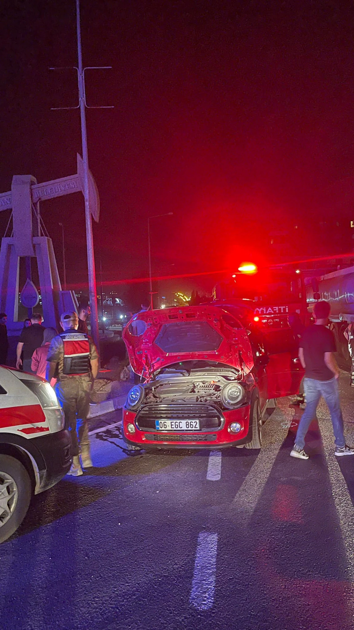 BATMAN&rsquo;DA İKİ OTOMOBİL &Ccedil;ARPIŞTI: 3 YARALI