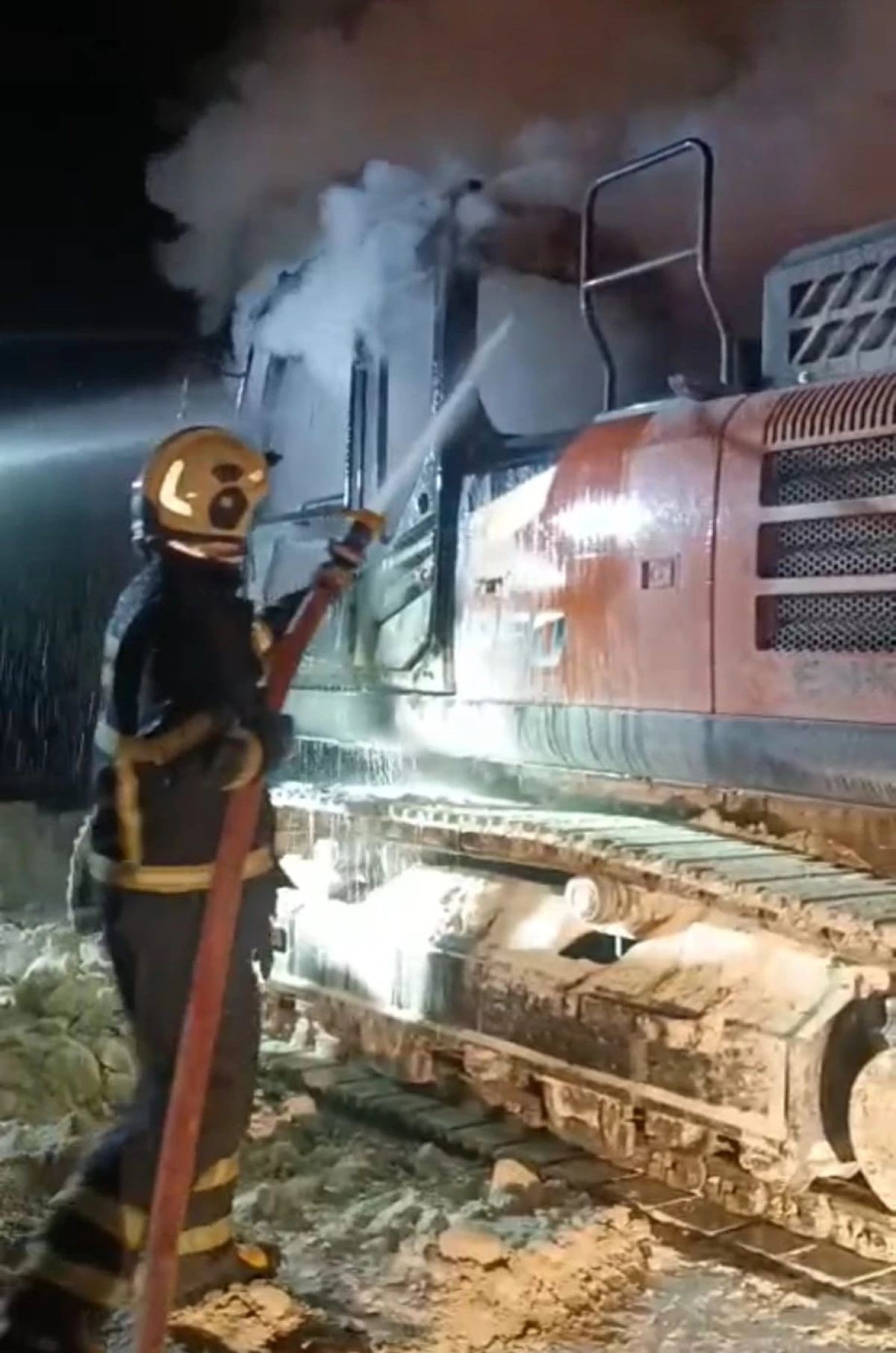 BATMAN'DA İŞ MAKİNESİ YANDI