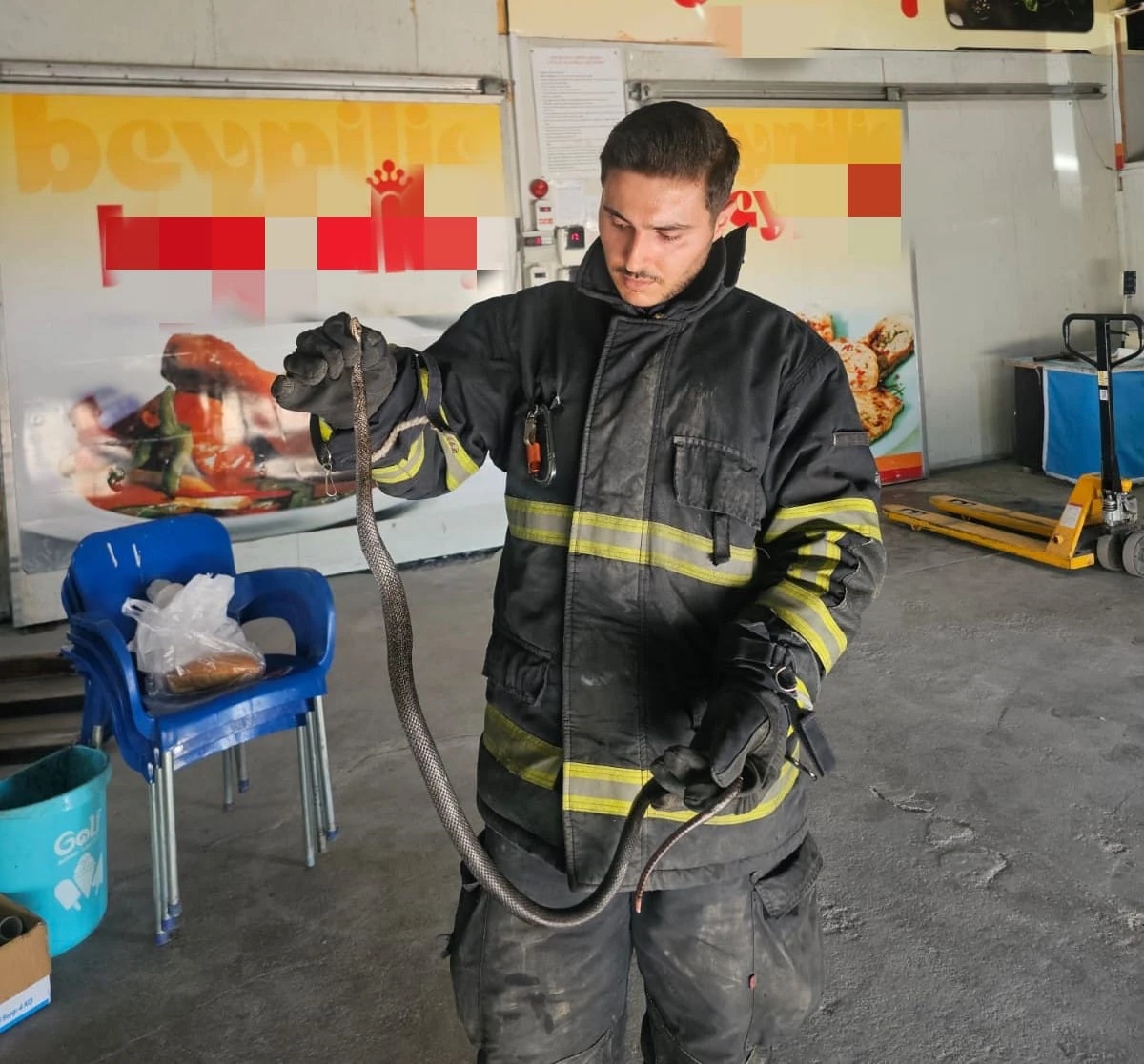  BATMAN'DA İŞ YERİNE GİREN 2 METRELİK YILAN İTFAİYE TARAFINDAN YAKALANDI