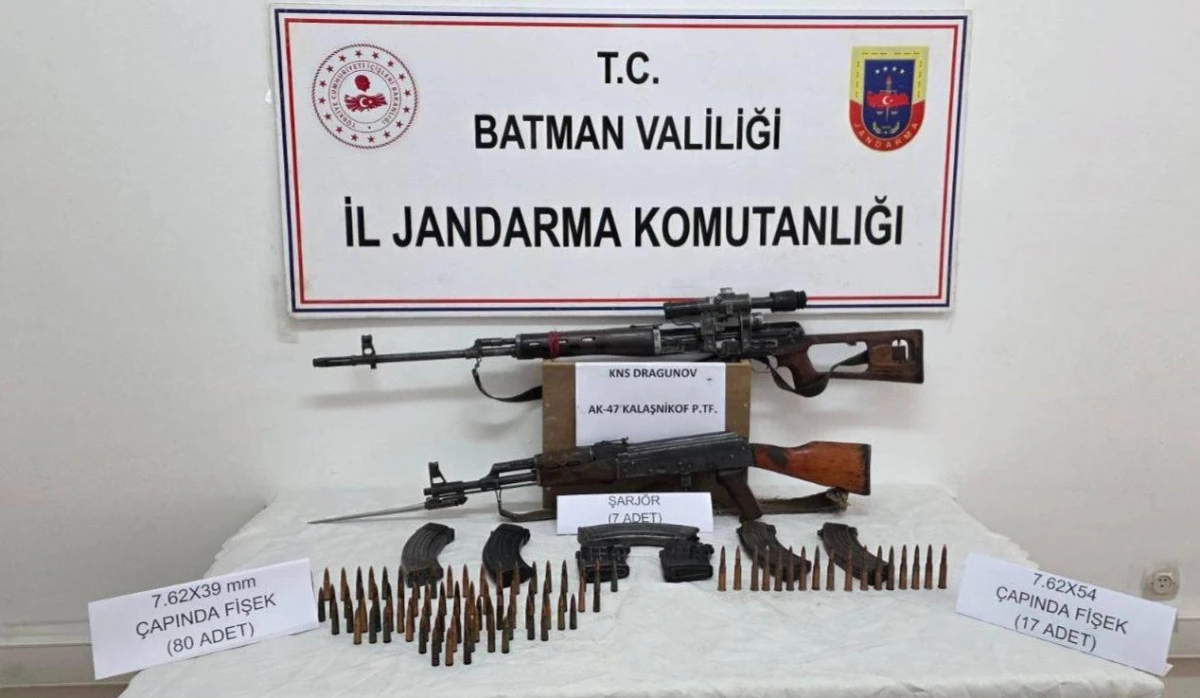 BATMAN&rsquo;DA JANDARMADAN KA&Ccedil;AK&Ccedil;ILIK OPERASYONU &Ccedil;OK SAYIDA SİLAH VE KA&Ccedil;AK &Uuml;R&Uuml;N ELE GE&Ccedil;İRİLDİ