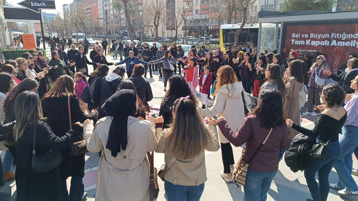 BATMAN&rsquo;DA KADINLAR &ldquo;BARIŞ VE DEMOKRASİ ZİNCİRİ&rdquo;YLE Y&Uuml;R&Uuml;D&Uuml;