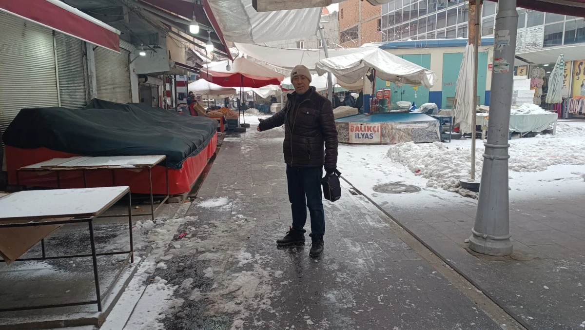 BATMAN&rsquo;DA KAR ESARETİ, YOLLAR BUZ PİSTİNE D&Ouml;ND&Uuml;, PAZAR ESNAFI KEPENK A&Ccedil;AMADI