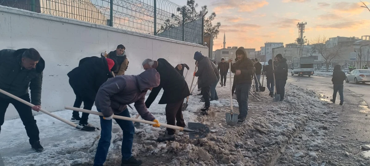 BATMAN&rsquo;DA KAR SEFERBERLİĞİ: EKSİ DERECENİN ALTINDA 300 KİŞİLİK EKİPLE GECE MESAİSİ