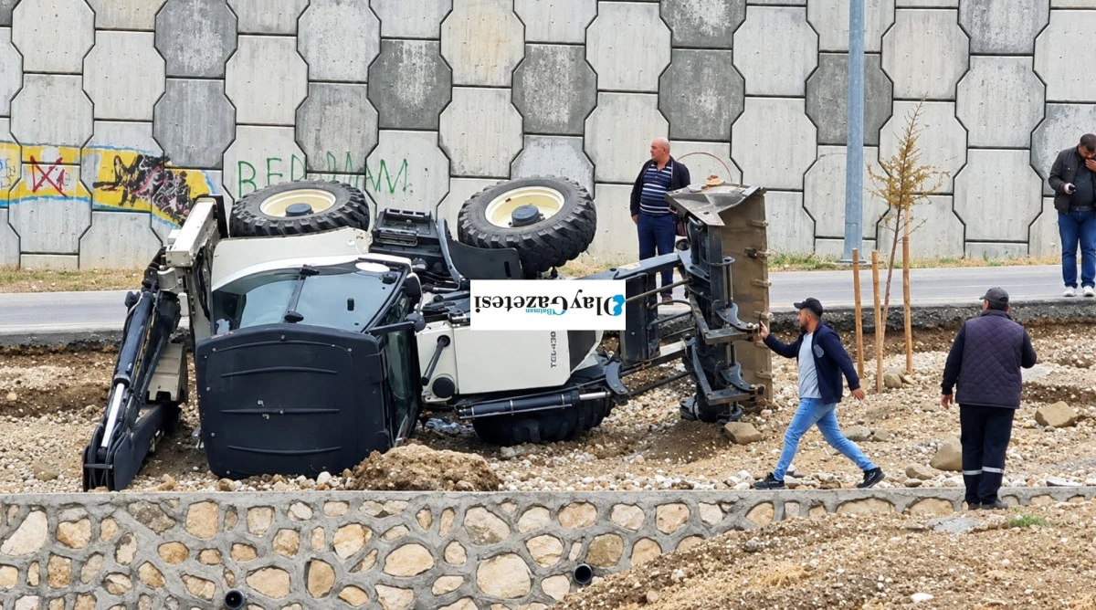 BATMAN&rsquo;DA KONTROLDEN &Ccedil;IKAN İŞ MAKİNESİ DEVRİLDİ: 1 YARALI