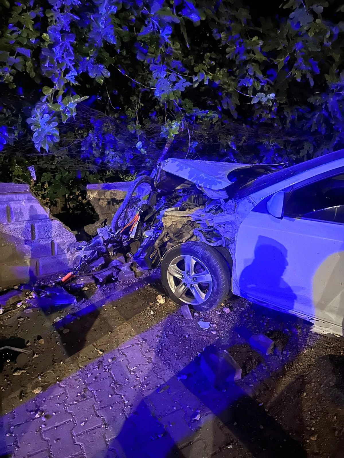 BATMAN&rsquo;DA KONTROLDEN &Ccedil;IKAN OTOMOBİL DUVARA &Ccedil;ARPTI: 1 YARALI