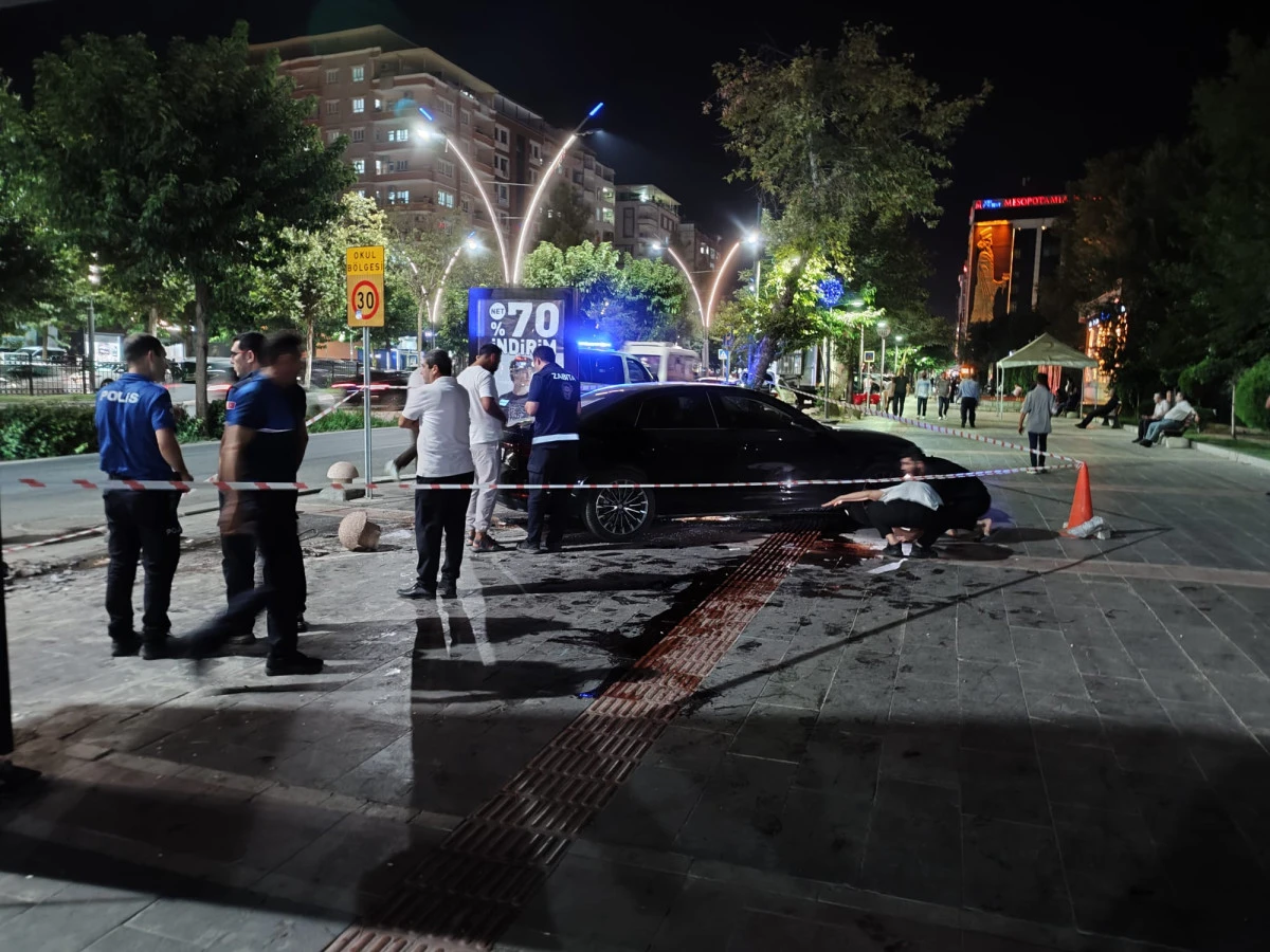 BATMAN'DA KONTROLDEN &Ccedil;IKAN OTOMOBİL S&Uuml;S DİREĞİNE &Ccedil;ARPTI
