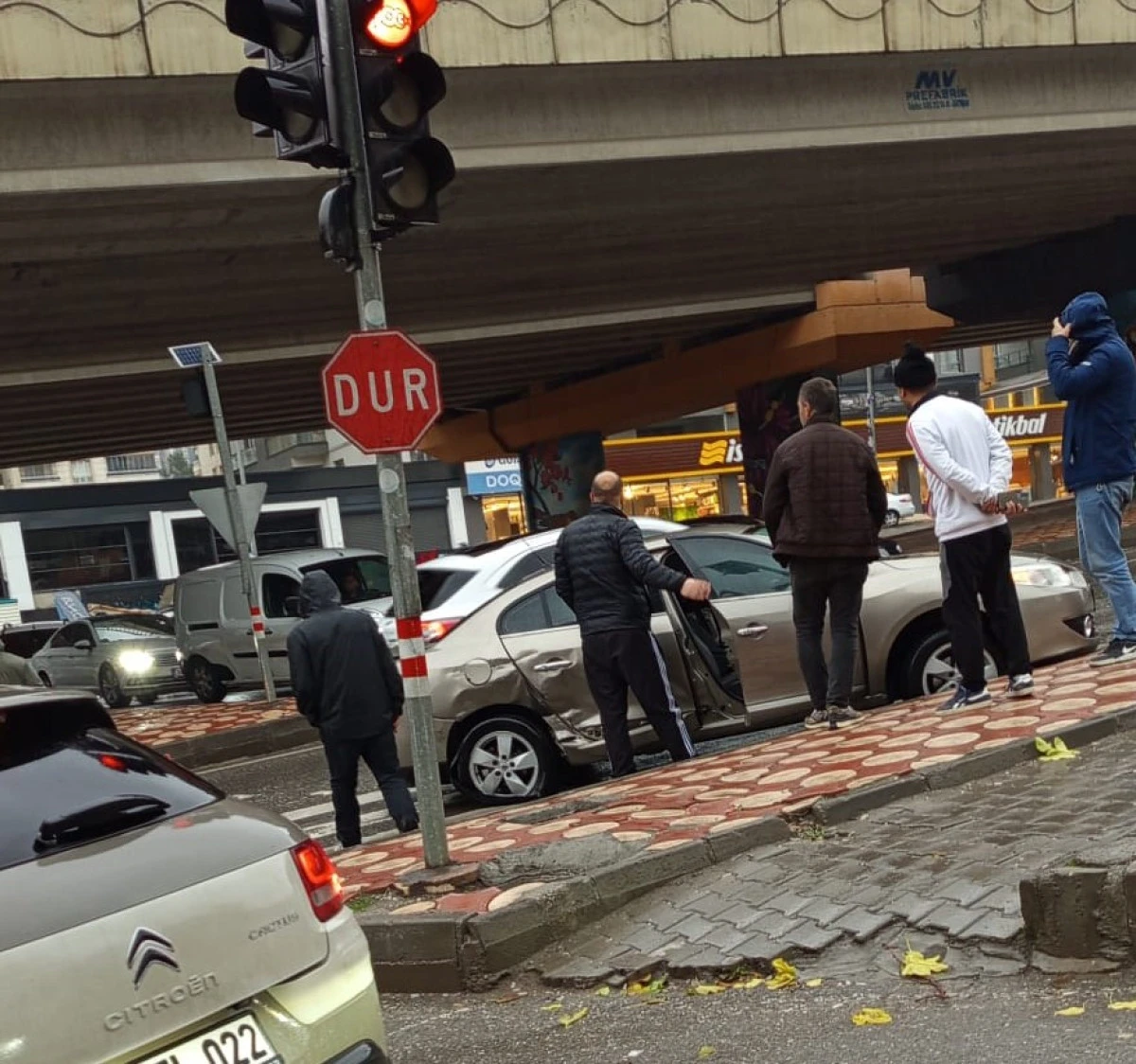 BATMAN'DA KÖPRÜLÜ KAVŞAKTA TEK TARAFLI KAZA’DA MADDİ HASAR MEYDANA GELDİ