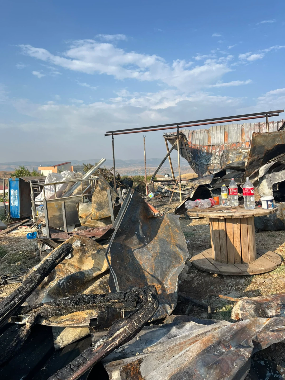 BATMAN&rsquo;DA K&Ouml;Y EVİ VE TRAKT&Ouml;R YANGINDA KULLANILAMAZ HALE GELDİ