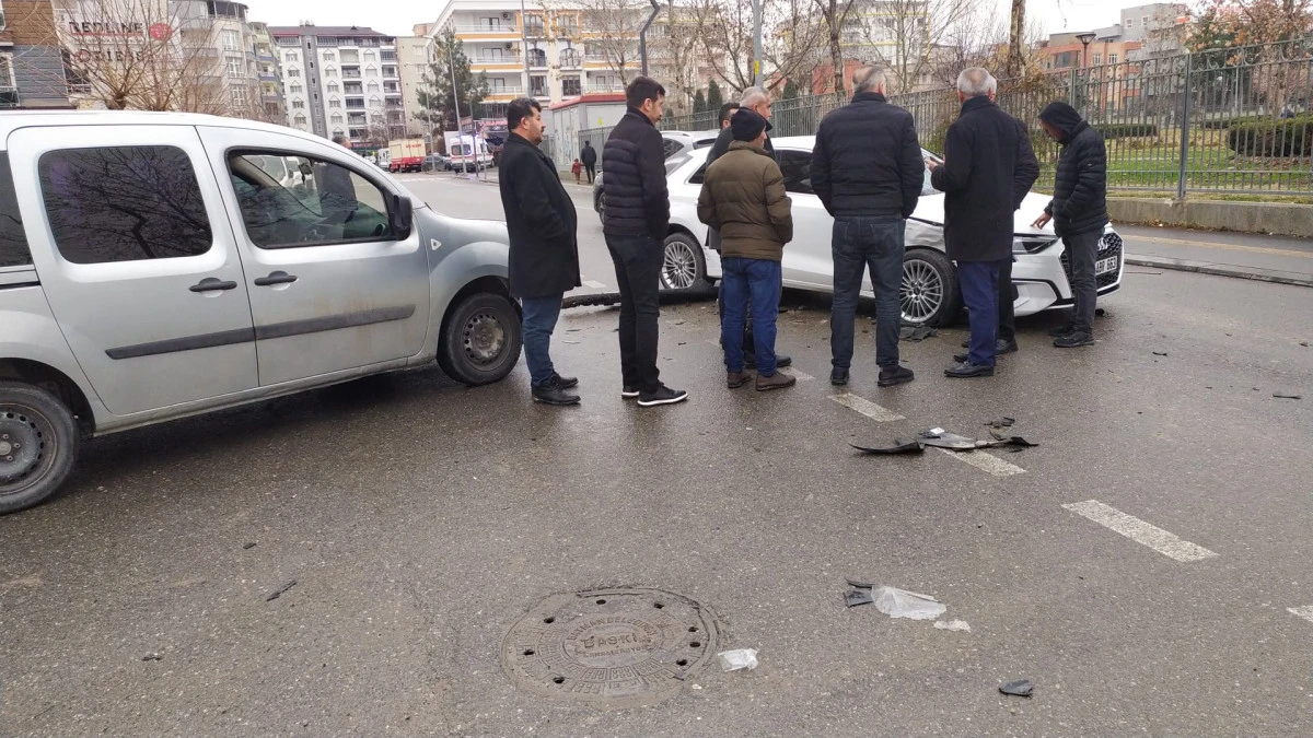 BATMAN'DA MADDİ HASARLI KAZA