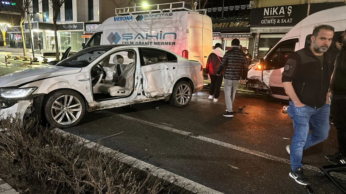 BATMAN&rsquo;DA MİNİB&Uuml;S İLE OTOMOBİL &Ccedil;ARPIŞTI: 1 YARALI