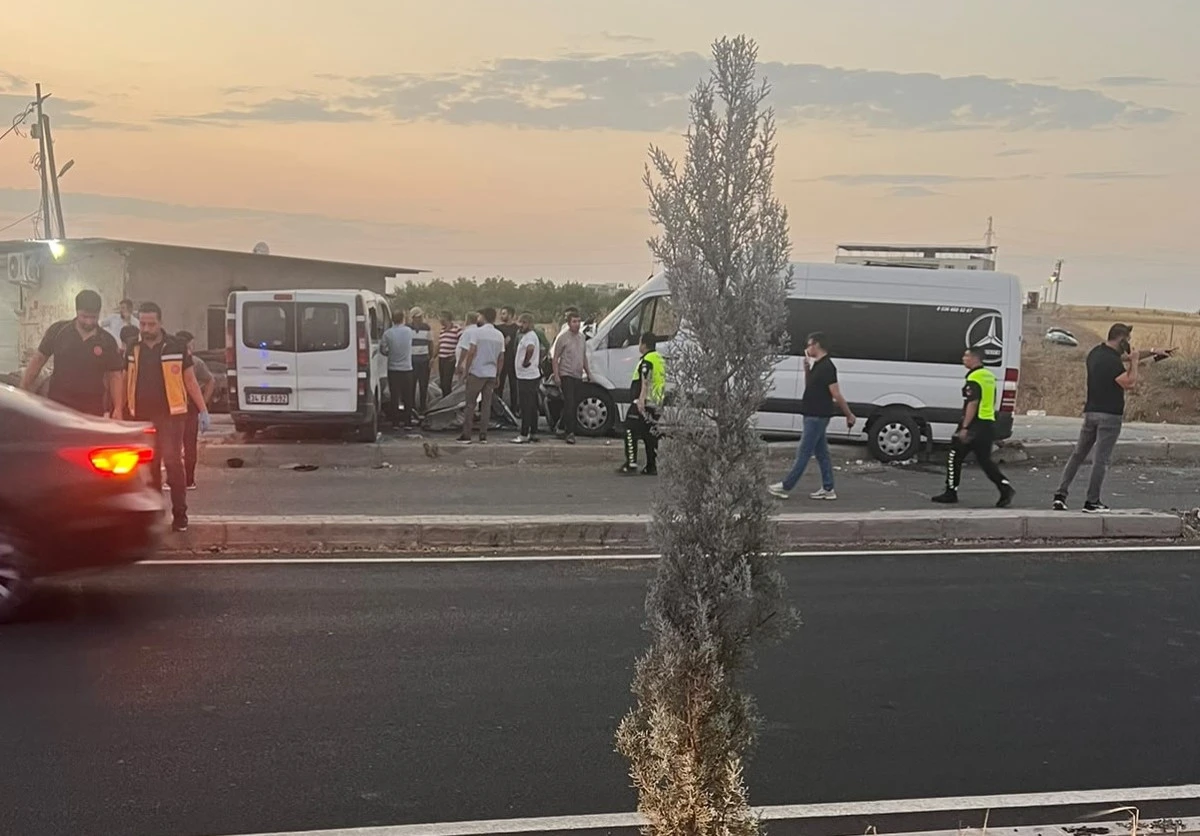 BATMAN'DA MİNİB&Uuml;SLER &Ccedil;ARPIŞTI: 9 YARALI