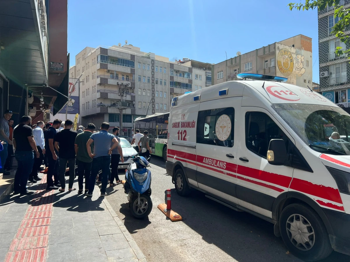 BATMAN&rsquo;DA MOTOSİKLET İLE BELEDİYE OTOB&Uuml;S&Uuml; KAZA YAPTI: 1 YARALI