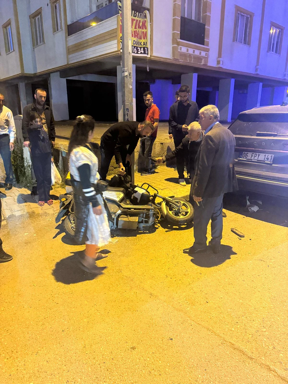 Batman&rsquo;da Motosiklet Otomobilin Altına Girdi: S&uuml;r&uuml;c&uuml; İtfaiye Tarafından Kurtarıldı