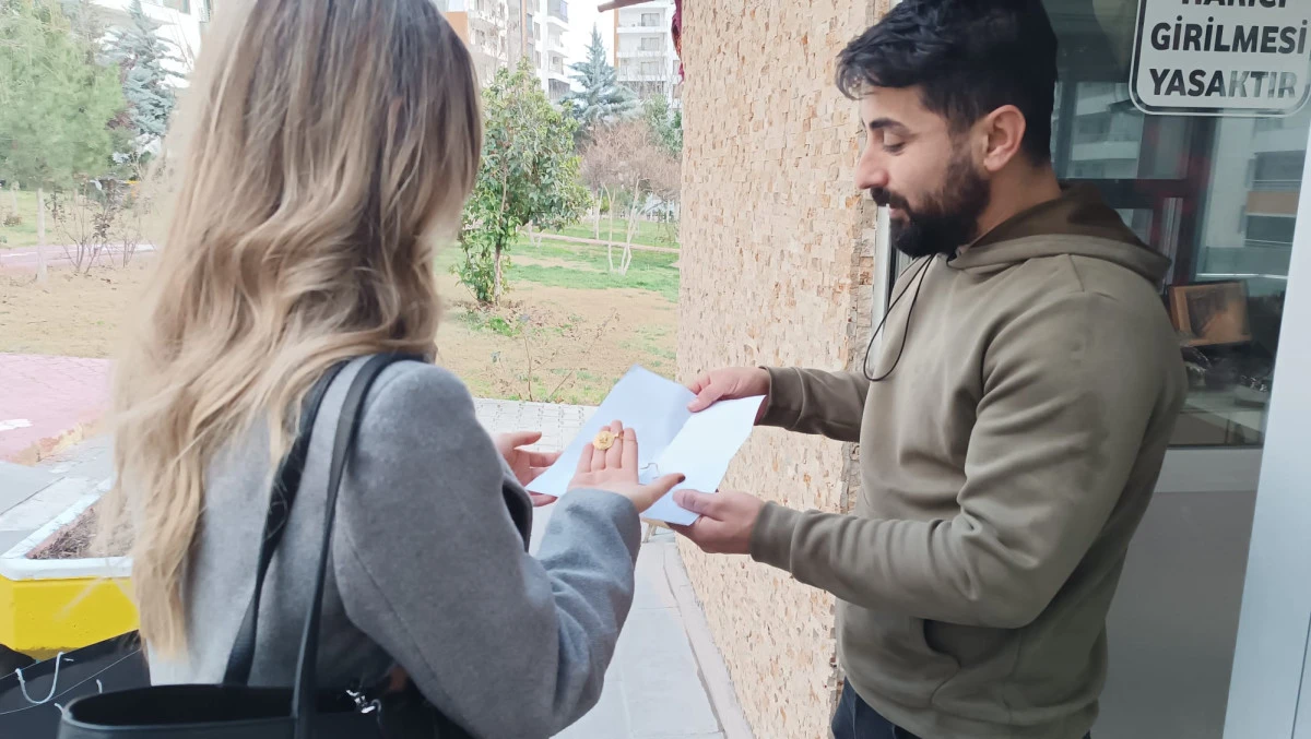 BATMAN&rsquo;DA &Ouml;RNEK DAVRANIŞ 5 AY &Ouml;NCE KAYBOLAN DEĞERLİ KOLYE SAHİBİNE TESLİM EDİLDİ