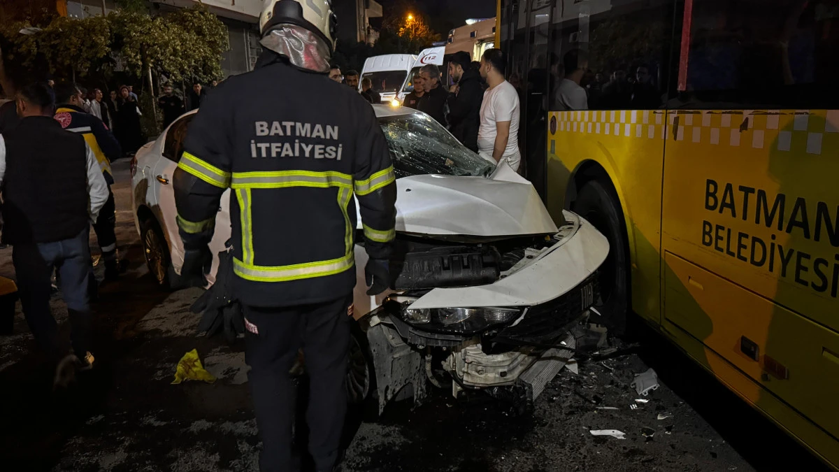 BATMAN&rsquo;DA OTOMOBİL BELEDİYE OTOB&Uuml;S&Uuml;NE &Ccedil;ARPTI: 2 YARALI
