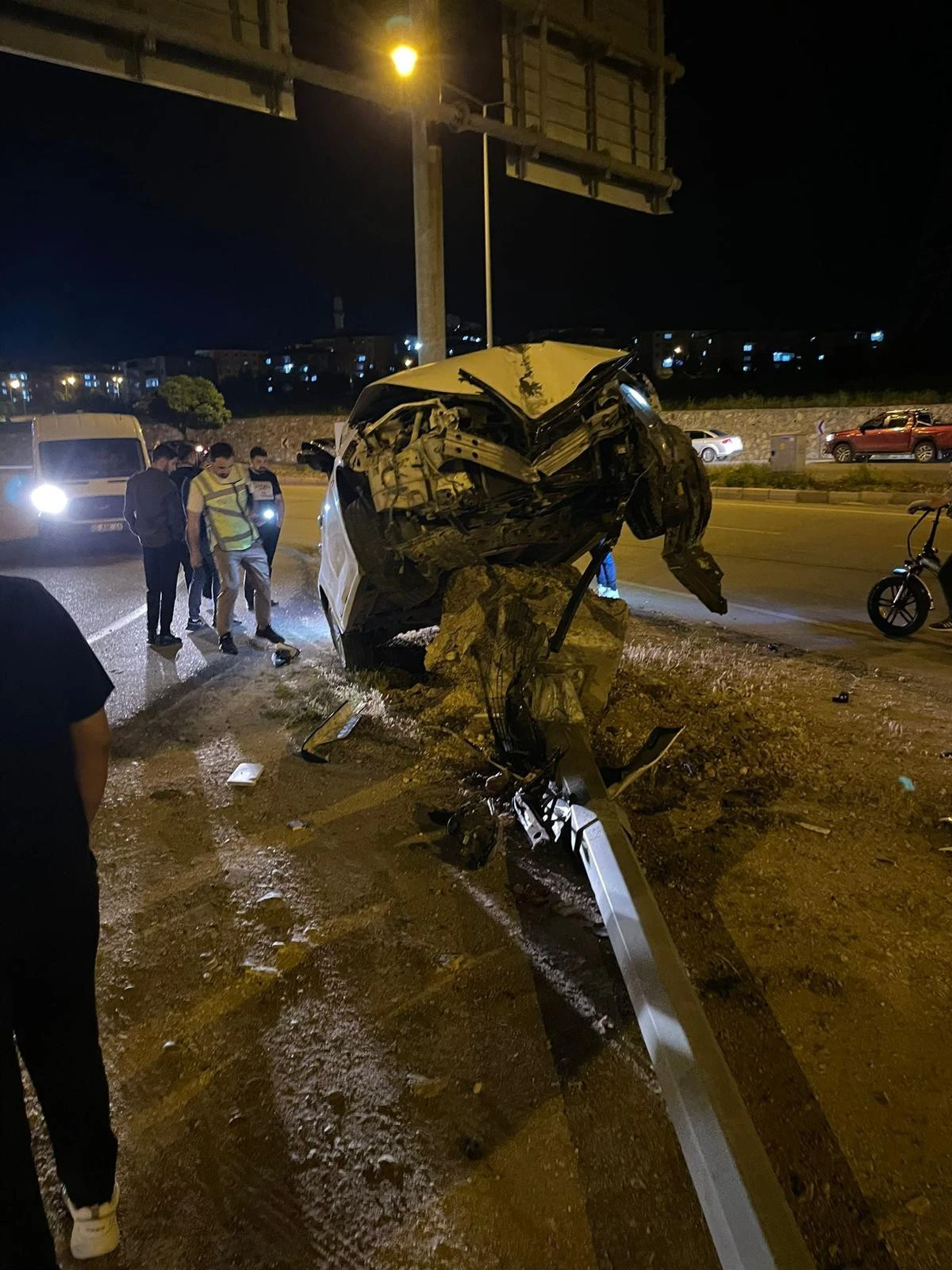  BATMAN&rsquo;DA OTOMOBİL BETON KAİDENİN &Uuml;ZERİNE &Ccedil;IKTI