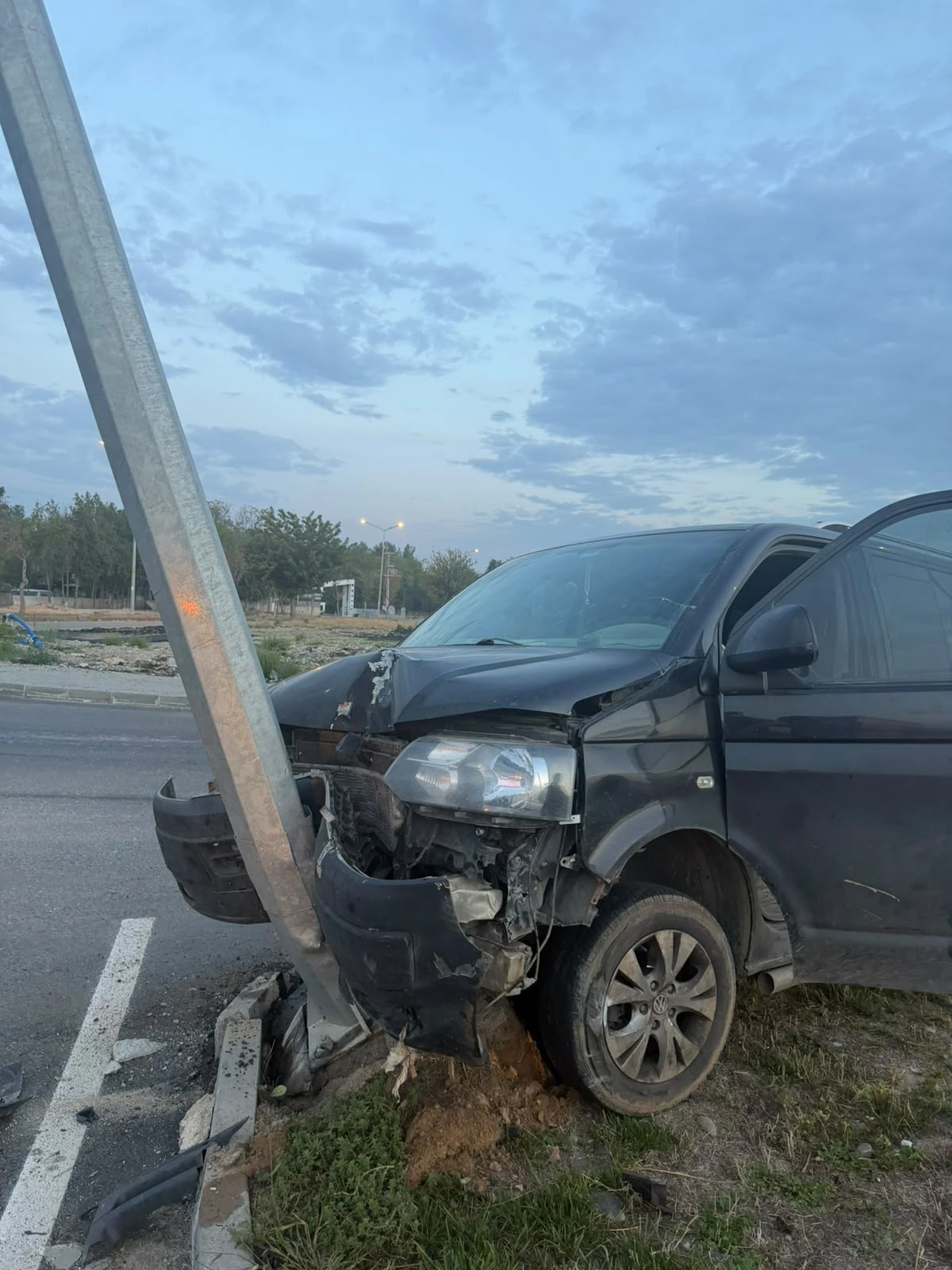 BATMAN&rsquo;DA OTOMOBİL DİREĞE &Ccedil;ARPTI: 1 YARALI