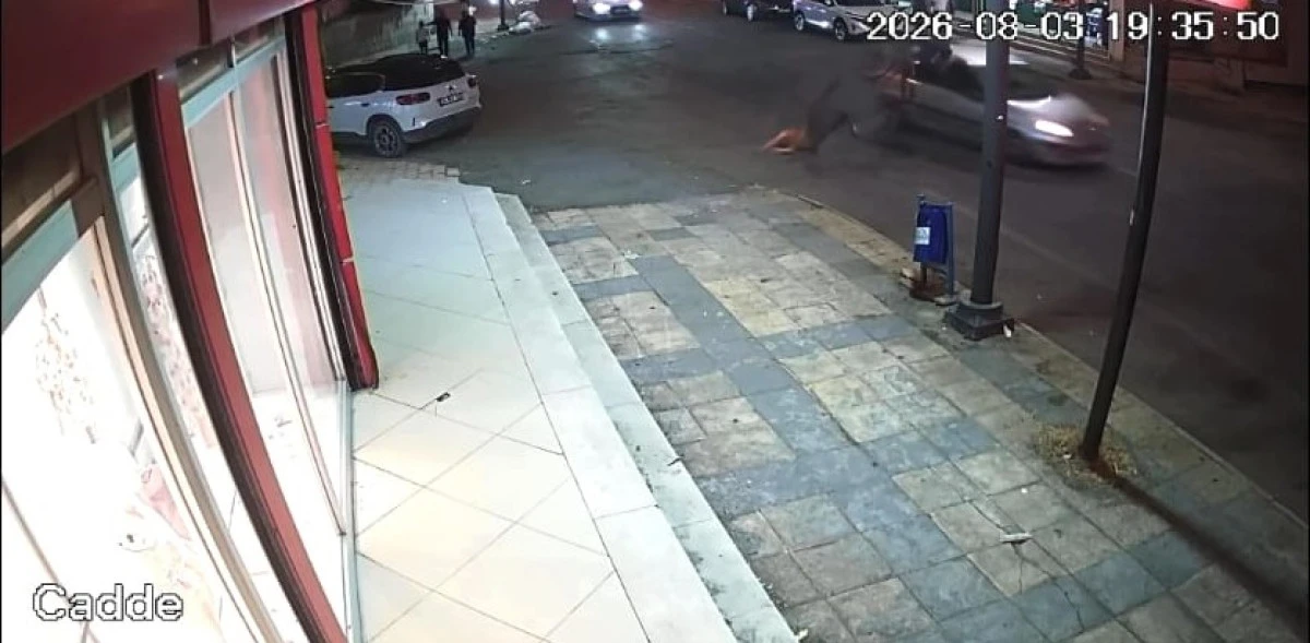 BATMAN'DA OTOMOBİL İLE BİSİKLET &Ccedil;ARPIŞTI: KAZA ANI MOBESE KAMERASINA ANBEAN YANSIDI