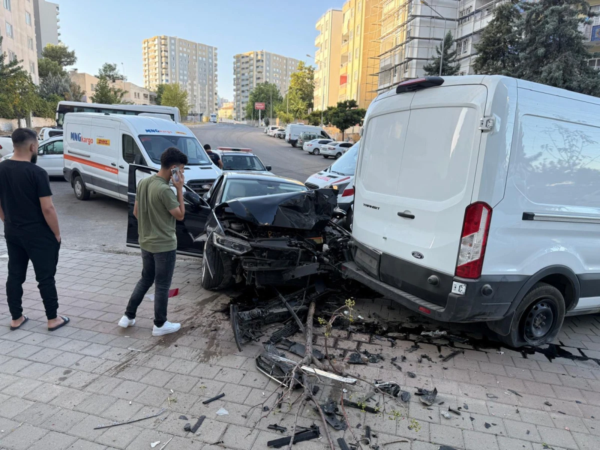 BATMAN’DA OTOMOBİL İLE MİNİBÜS ÇARPIŞTI: 1 YARALI