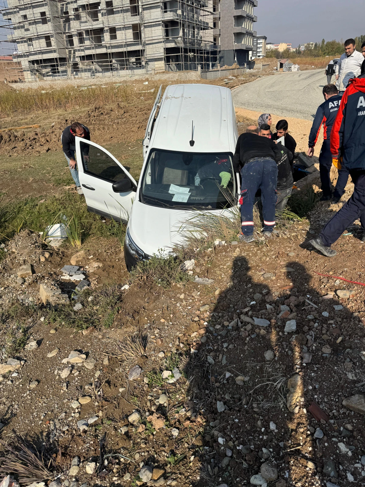 BATMAN'DA OTOMOBİL KAZASI: SÜRÜCÜ KANALDAN KURTARILDI