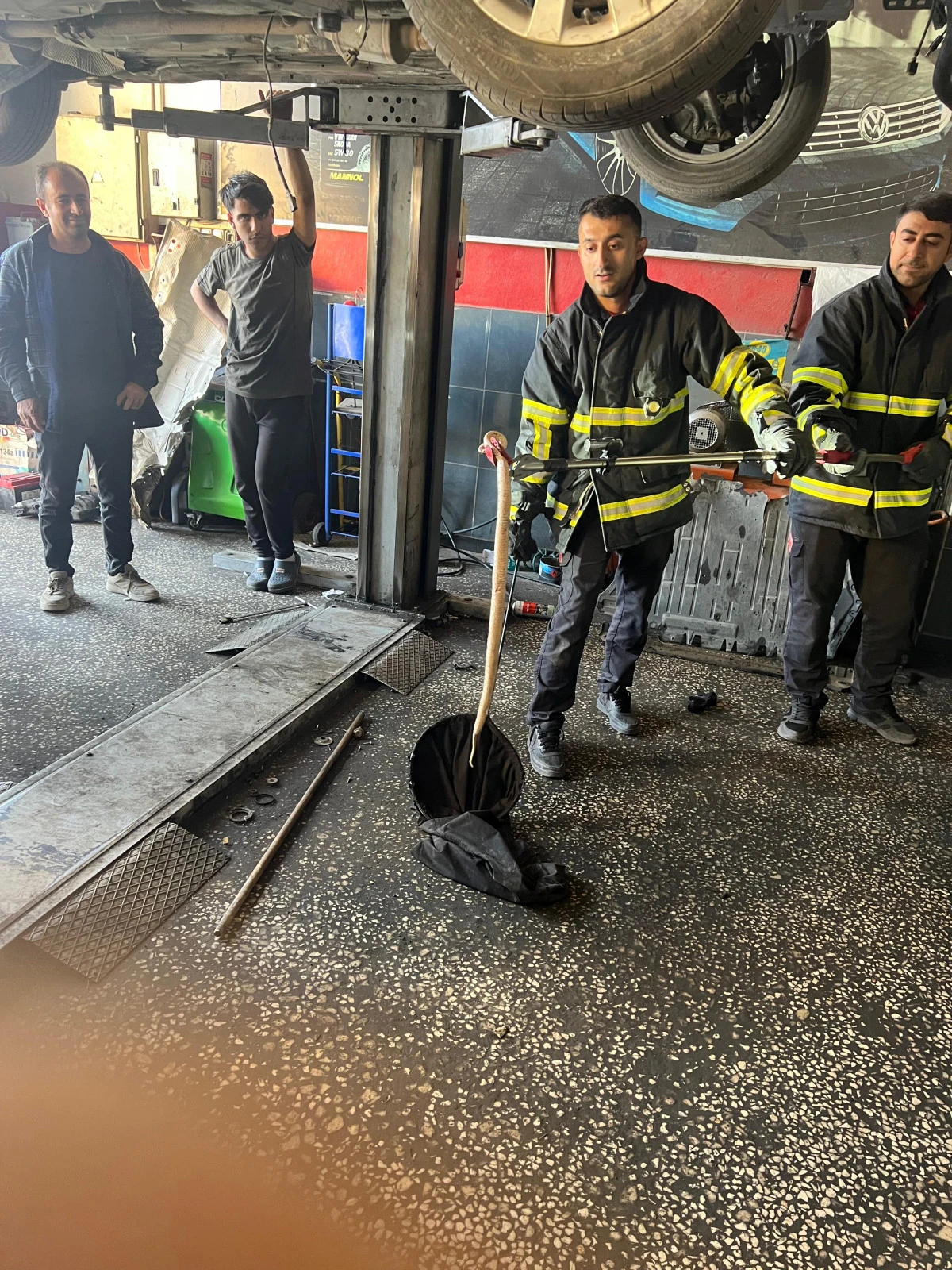 BATMAN’DA OTOMOBİL MOTORUNA GİREN YILAN İTFAİYEYLE EKİPLERİNCE ÇIKARTILDI