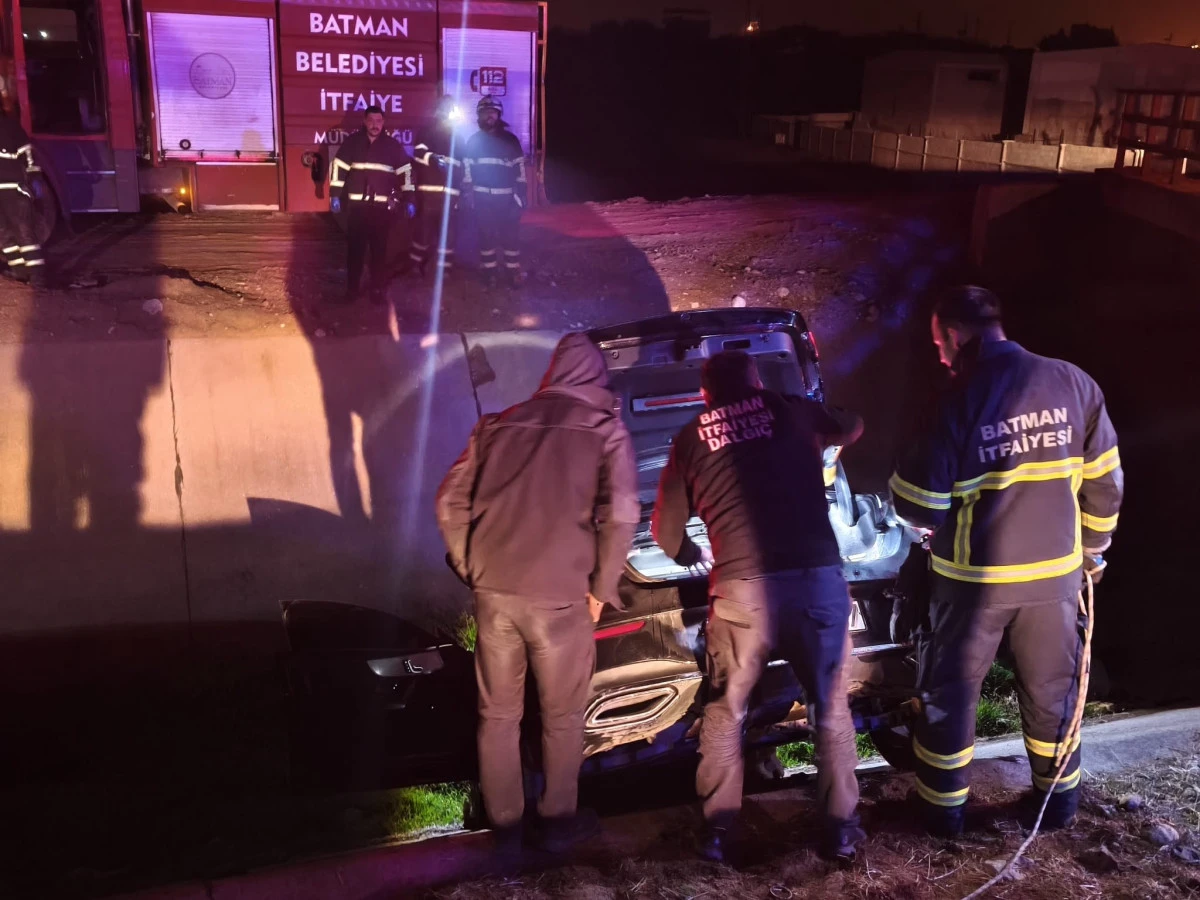  BATMAN&rsquo;DA OTOMOBİL SU KANALINA U&Ccedil;TU S&Uuml;R&Uuml;C&Uuml; EKİPLERCE KURTARILDI