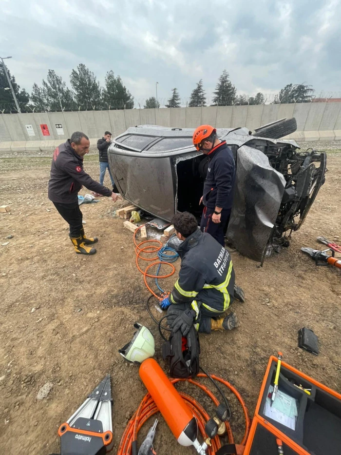 BATMAN'DA OTOMOBİL TAKLA ATTI, İKİ YARALI