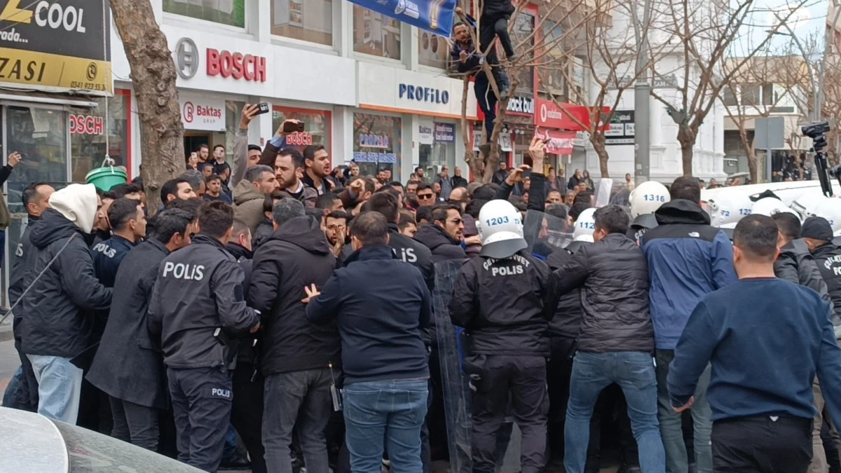 BATMAN&rsquo;DA PANKART GERGİNLİĞİ, BİR ZABITA MEMURU DARP EDİLDİ