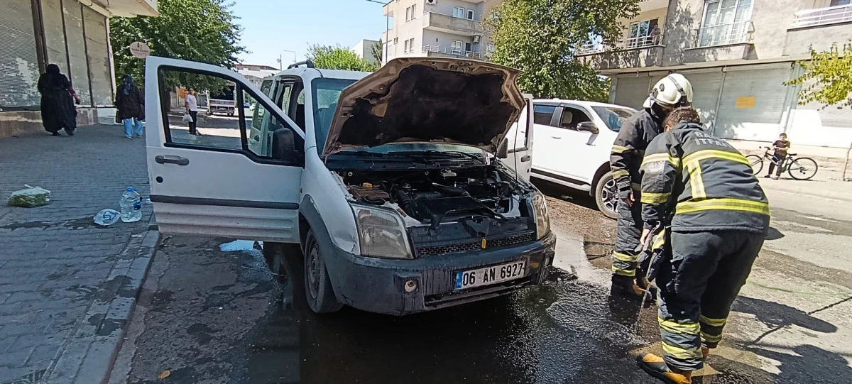 BATMAN&rsquo;DA PARK HALİNDEKİ ARA&Ccedil;TA YANGIN