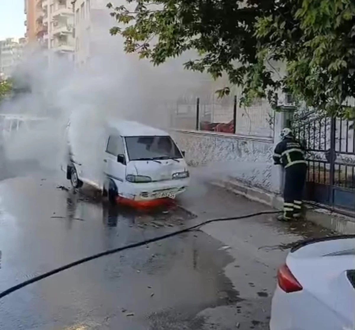 BATMAN’DA PARK HALİNDEKİ MİNİBÜS YANDI