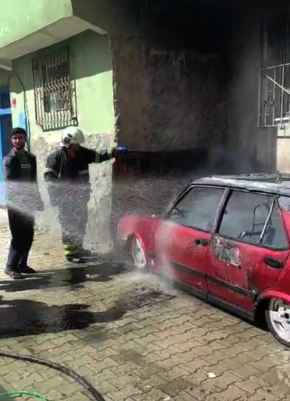Batman&rsquo;da Park Halindeki Otomobil Alevlere Teslim Oldu