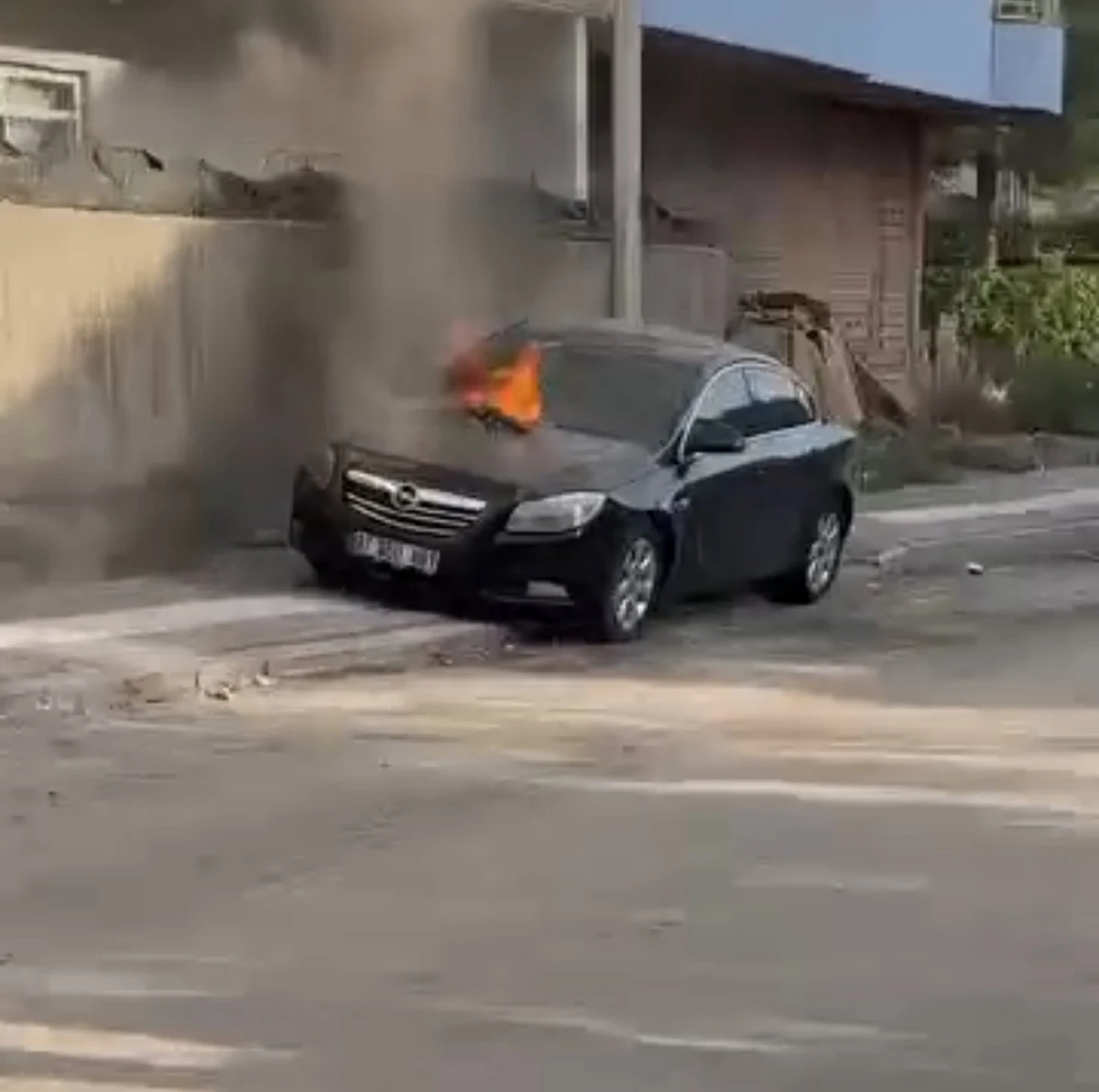BATMAN&rsquo;DA PARK HALİNDEKİ OTOMOBİL ALEVLERE TESLİM OLDU