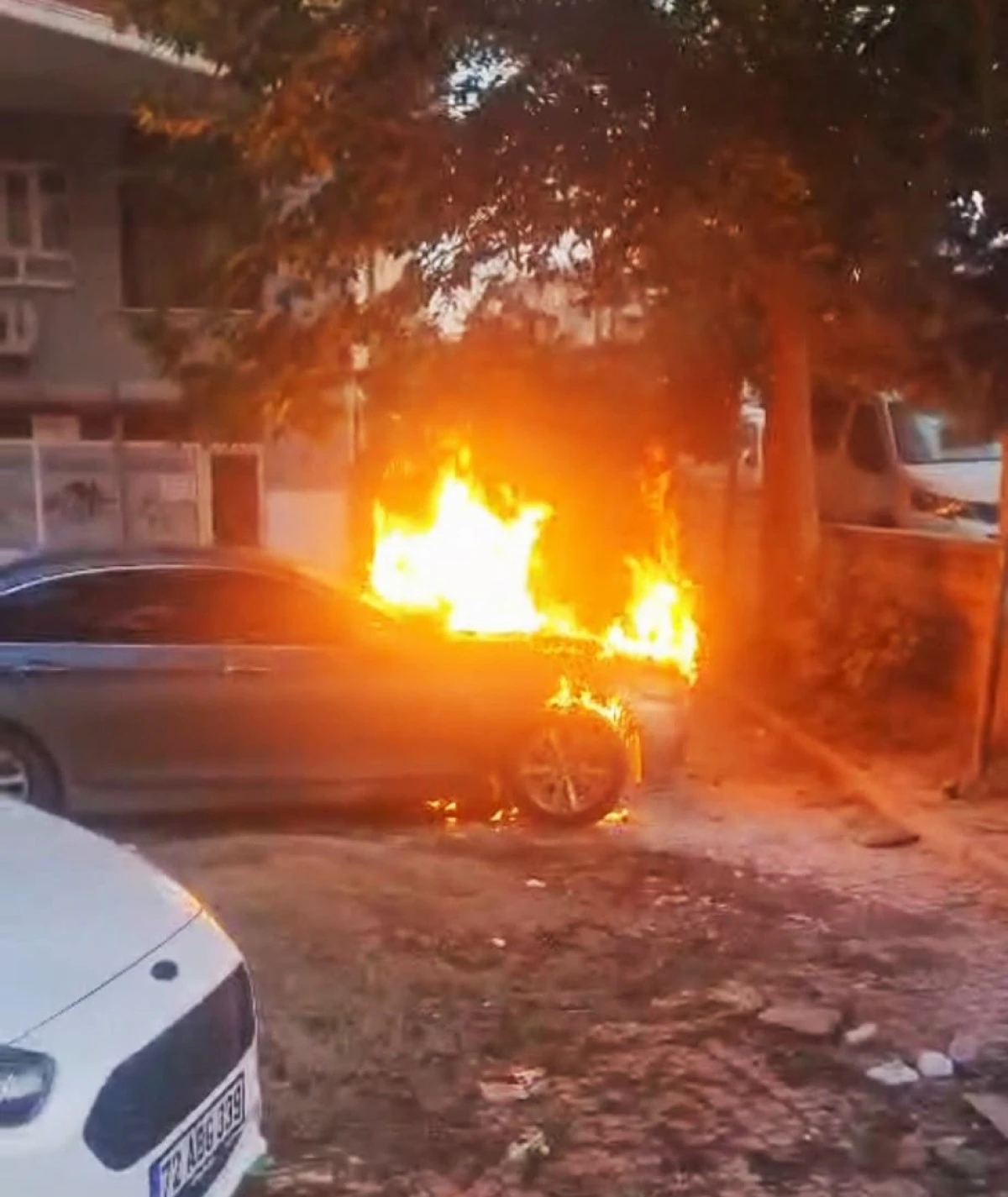 BATMAN'DA PARK HALİNDEKİ OTOMOBİL YANDI