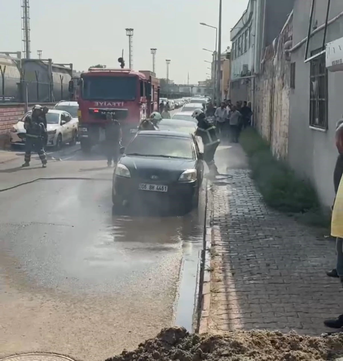 BATMAN’DA PARK HALİNDEKİ OTOMOBİL YANDI