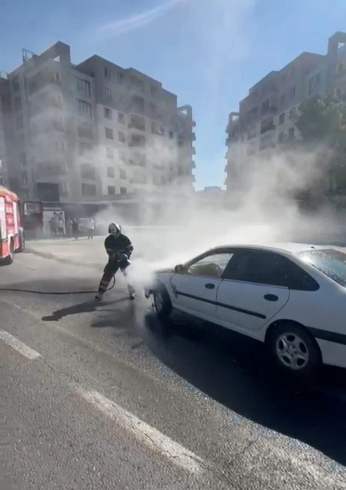 BATMAN'DA PARK HALİNDEKİ OTOMOBİLDE &Ccedil;IKAN YANGINI İTFAİYE EKİPLERİ S&Ouml;ND&Uuml;RD&Uuml;