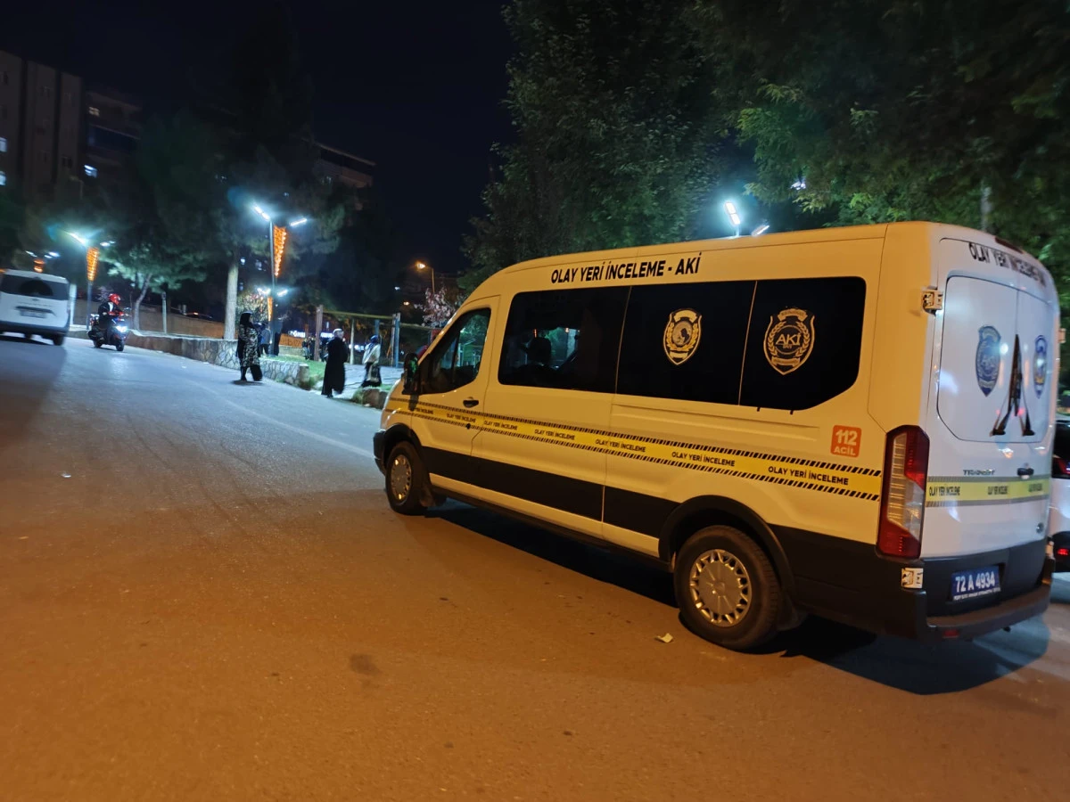 BATMAN&rsquo;DA PARKTA KAVGA: 1 KİŞİ BI&Ccedil;AKLANDI