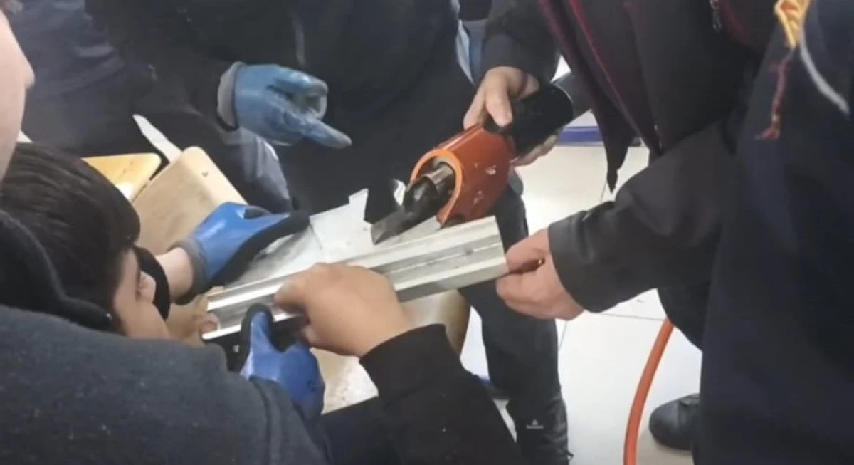 BATMAN&rsquo;DA PARMAĞI AKILLI TAHTAYA SIKIŞAN &Ouml;ĞRENCİYİ İTFAİYE KURTARDI