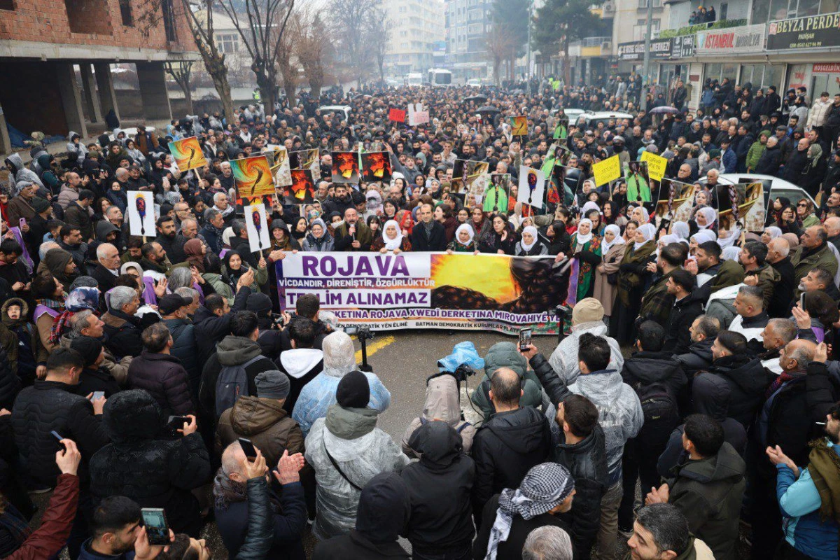 BATMAN&rsquo;DA &lsquo;ROJAVA&rsquo;YA DESTEK&rsquo; Y&Uuml;R&Uuml;Y&Uuml;Ş&Uuml; YAPILDI