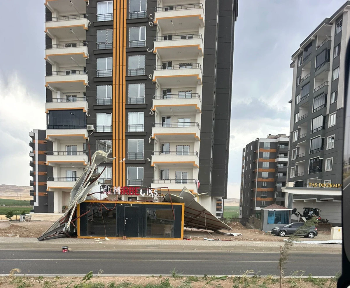 Batman'da Rüzgar Çatı Panellerini Uçur