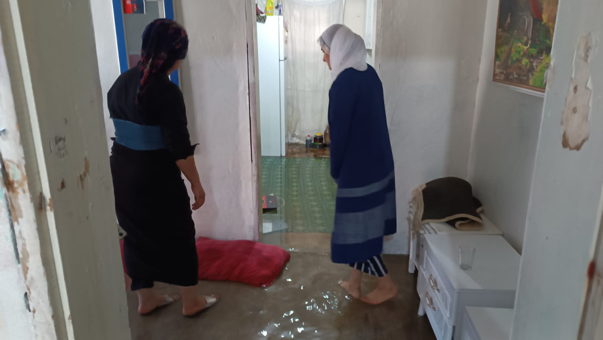 BATMAN'DA SAĞANAK YAĞIŞ NEDENİYLE EVİNİ SU BASTI