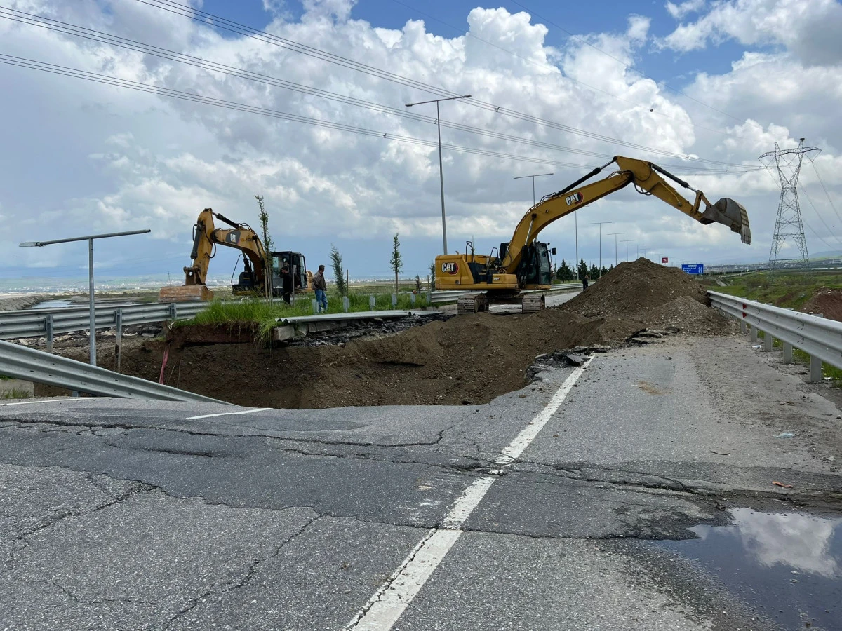 Batman&rsquo;da sağanak yağış nedeniyle yol &ccedil;&ouml;kt&uuml;, G&uuml;ney &Ccedil;evre Yolu ulaşıma kapatıldı