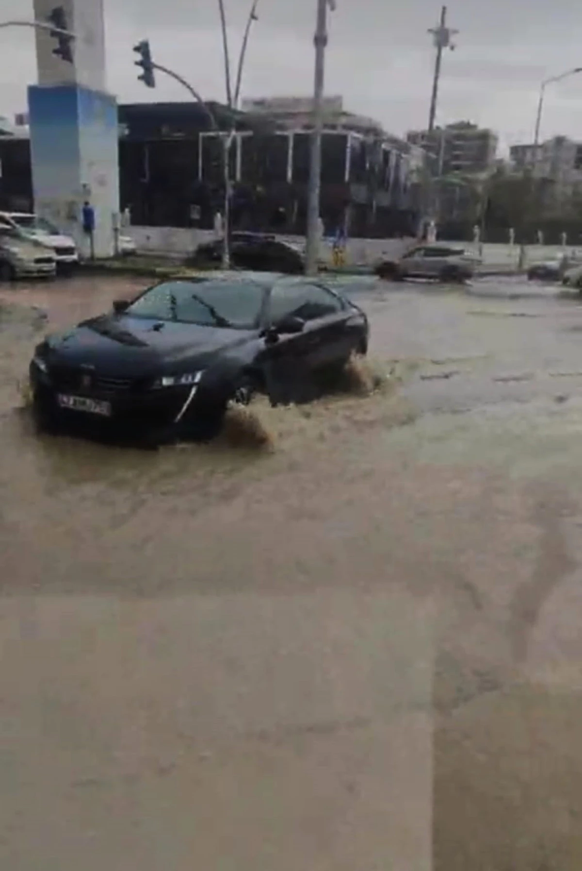 BATMAN&rsquo;DA SAĞANAK YAĞIŞ NEDENİYLE YOLLAR G&Ouml;LE D&Ouml;ND&Uuml;, S&Uuml;R&Uuml;C&Uuml;LER ZOR ANLAR YAŞADI