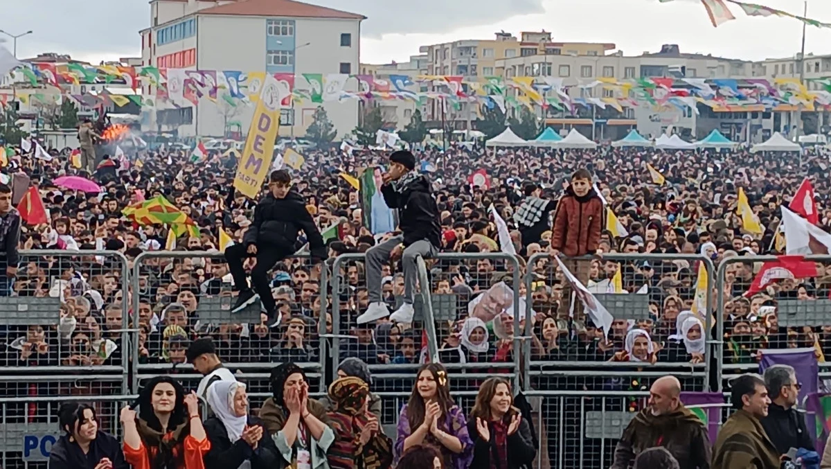 BATMAN&rsquo;DA SAĞANAK YAĞIŞA RAĞMEN G&Ouml;RKEMLİ NEWROZ KUTLAMASI