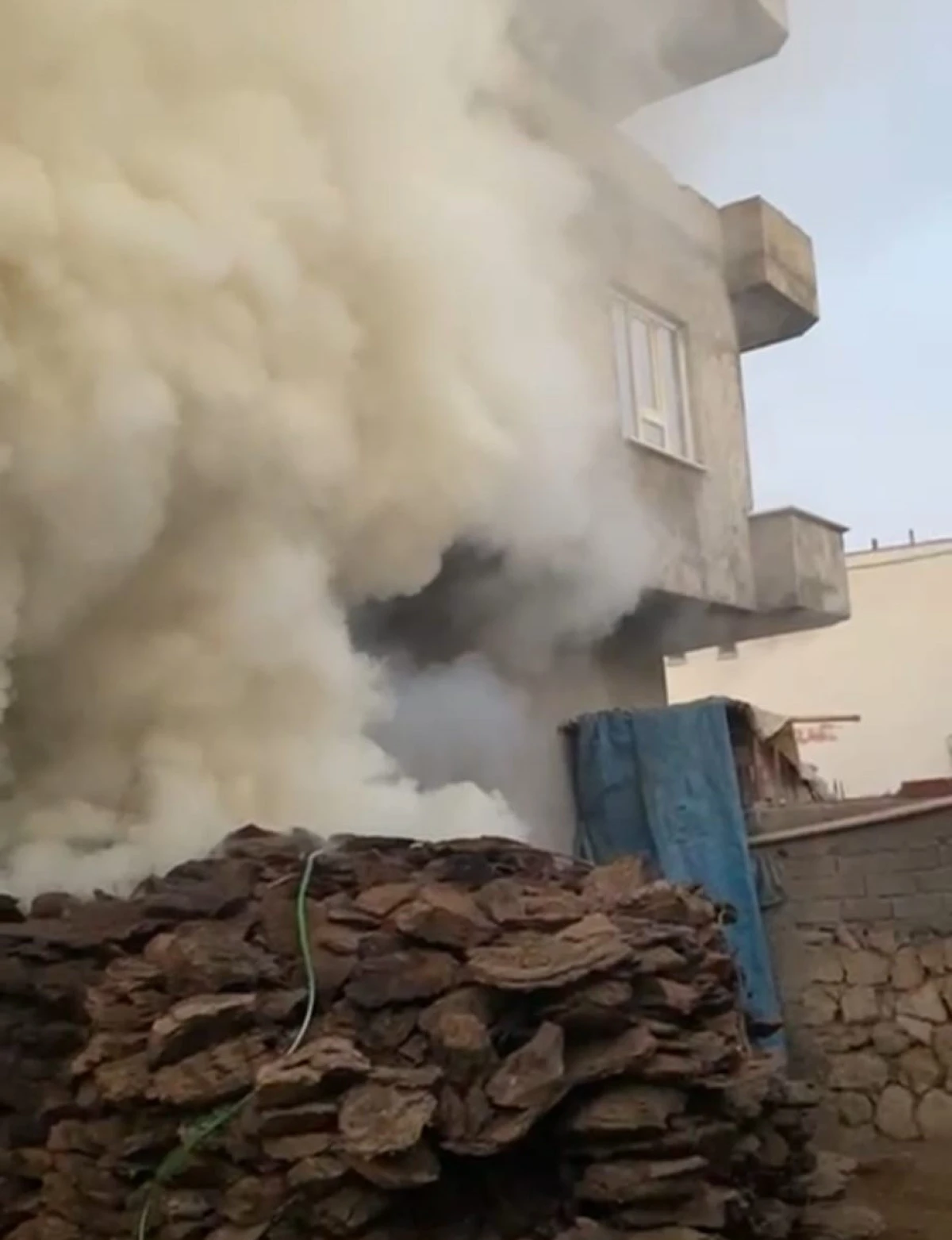 BATMAN'DA SAMAN VE ARPA DEPOSUNDA YANGIN