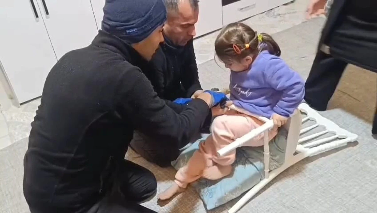 BATMAN&rsquo;DA SANDALYEYE SIKIŞAN K&Uuml;&Ccedil;&Uuml;K KIZI İTFAİYE KURTARDI